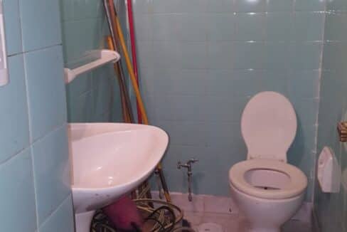 27 BAÑO DE SERVICIO